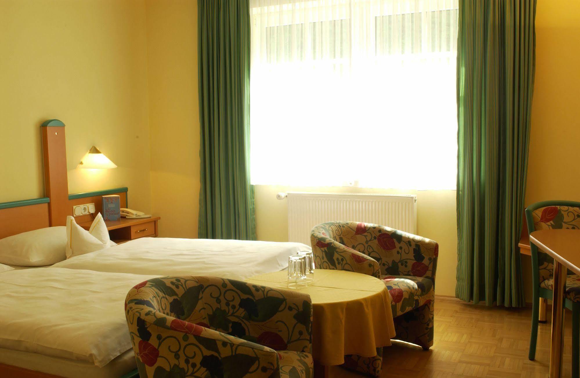 Hotel Emmaquelle Bad Gleichenberg Exterior photo